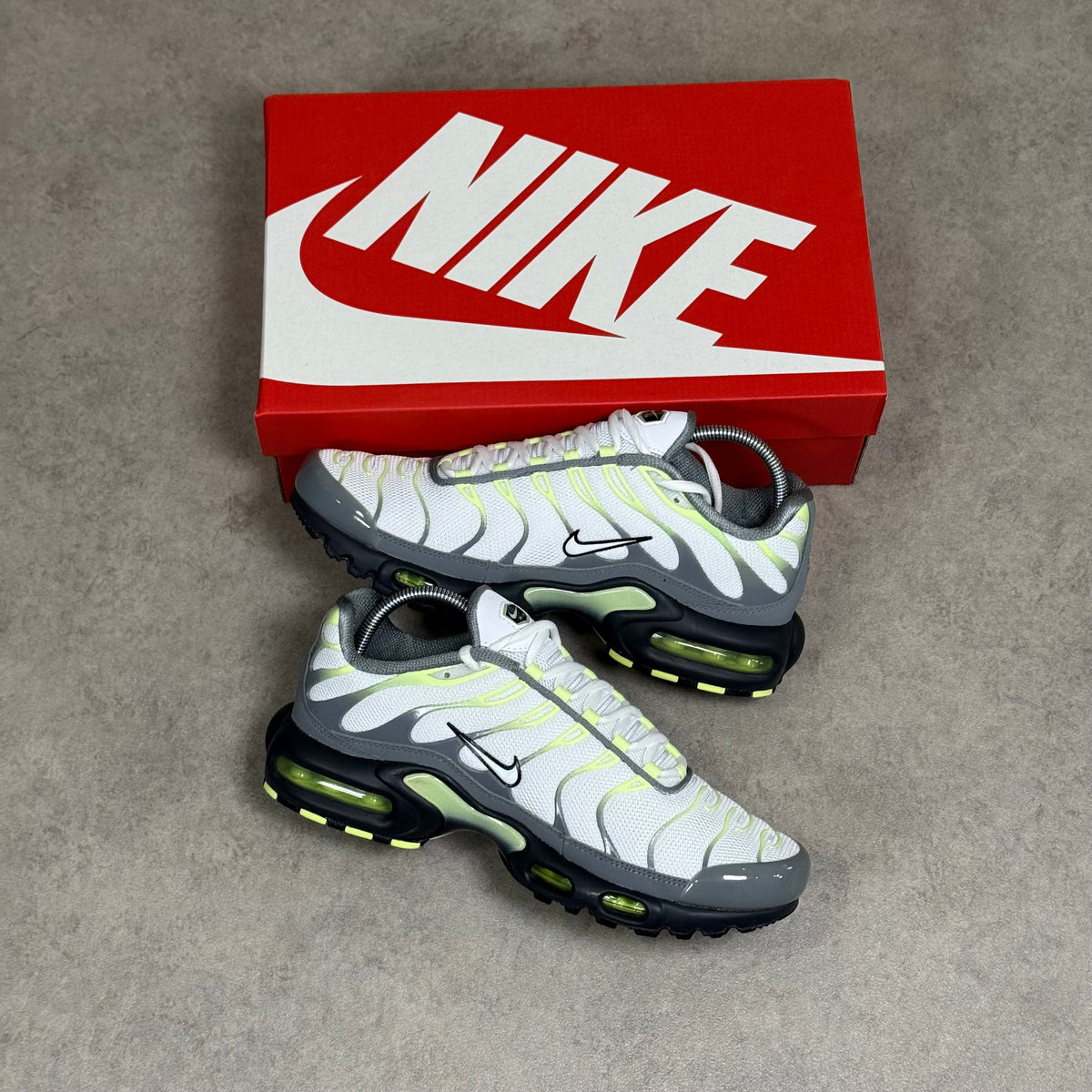 NIKE AIRMAX PLUS TN - GREY/LIME